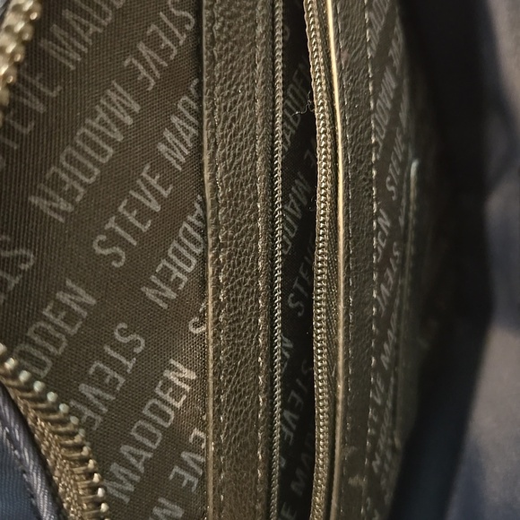 STEVE MADDEN BACKPACK WITH INCLUDED FRONT QUILTED POUCH FOR A TABLET. BLUE/GREY. - Picture 6 of 14